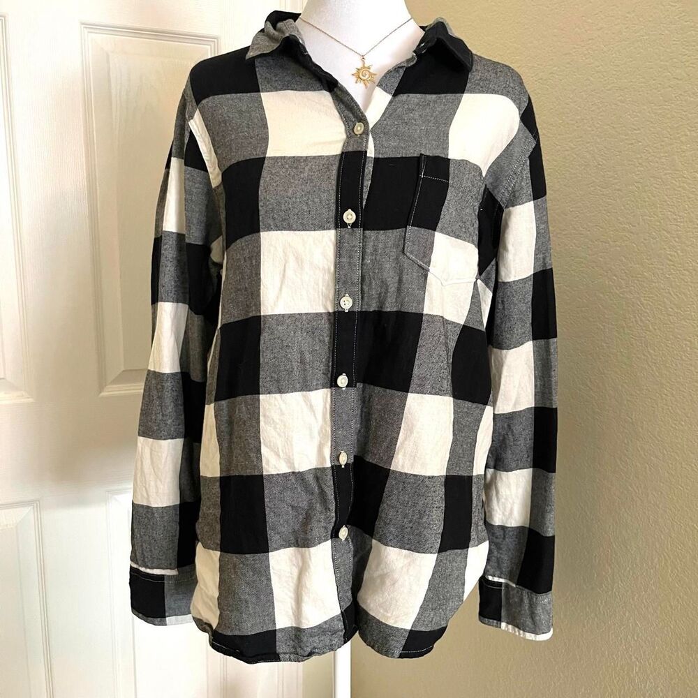 Old Navy black, white, and gray checkered cotton flannel shirt - size Large